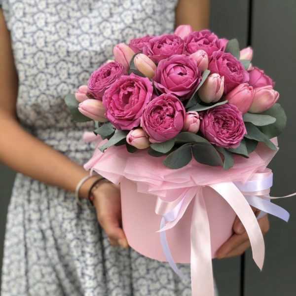 Коробка из пионовидной кустовой розы и тюльпанов
