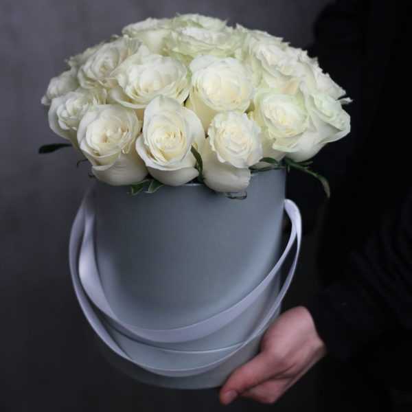 Букет из 21 белой розы в коробке