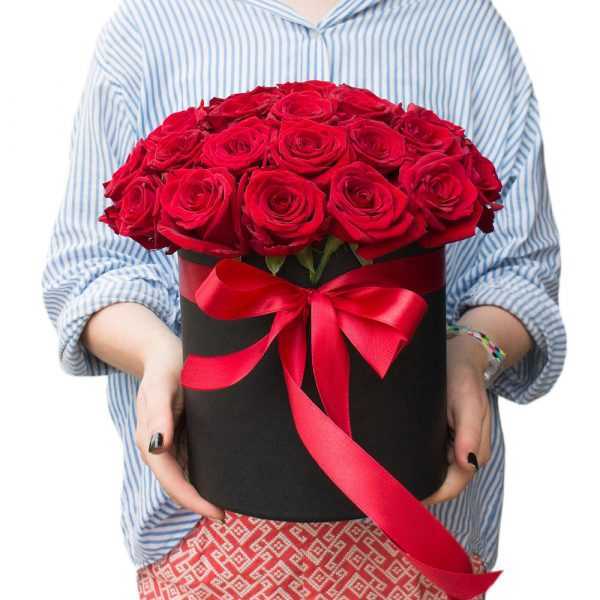 Шляпная коробка из 35 красных роз "Рэд Наоми"
